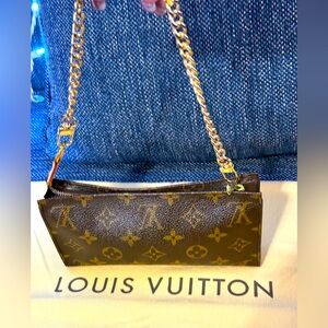 LOUIS VUITTON AUTHENTIC MONOGRAM POCHETTE W/ UNBRANDED CHAIN. COMES W/ DUSTY.EUC